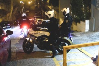 ΣΟΚ: 55χρονος επιχείρησε να κάψει ζωντανή την εν διαστάσει σύζυγό του - Το σπίτι ήταν γεμάτο βενζίνη