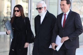 Δίκη Φιλιππίδη: Ξέσπασε σε κλάματα ο Σπύρος Μπιμπίλας - «Ελεγαν ότι ηθοποιός αυτοκτόνησε εξαιτίας του»