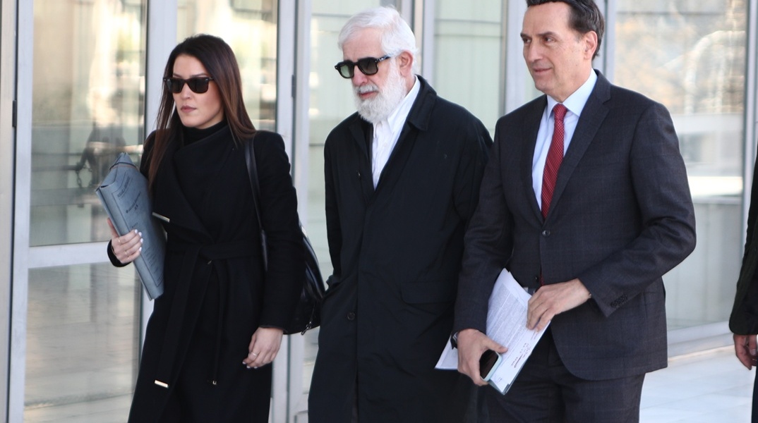 Δίκη Φιλιππίδη: Ξέσπασε σε κλάματα ο Σπύρος Μπιμπίλας - «Ελεγαν ότι ηθοποιός αυτοκτόνησε εξαιτίας του»