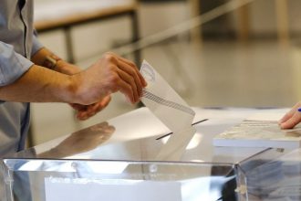 Δημοσκόπηση GPO: Πρωτιά για τη ΝΔ, μάχη «στήθος με στήθος» μεταξύ ΠΑΣΟΚ και Πλεύσης Ελευθερίας για τη 2η θέση