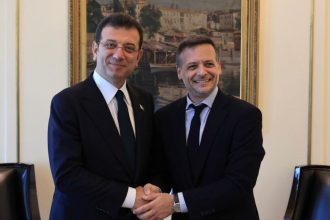 Στο πλευρό του Ιμάμογλου ο Χάρης Δούκας: Εκρέμ δεν είσαι μόνος σου