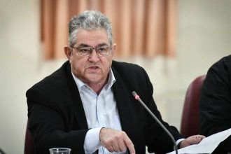 Κουτσούμπας για 25η Μαρτίου: Ο αποφασισμένος λαός μπορεί να φέρει τα πάνω – κάτω