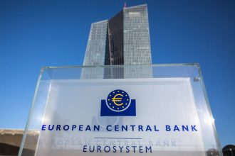 Η ΕΚΤ μειώνει στο 2,5% τα επιτόκια