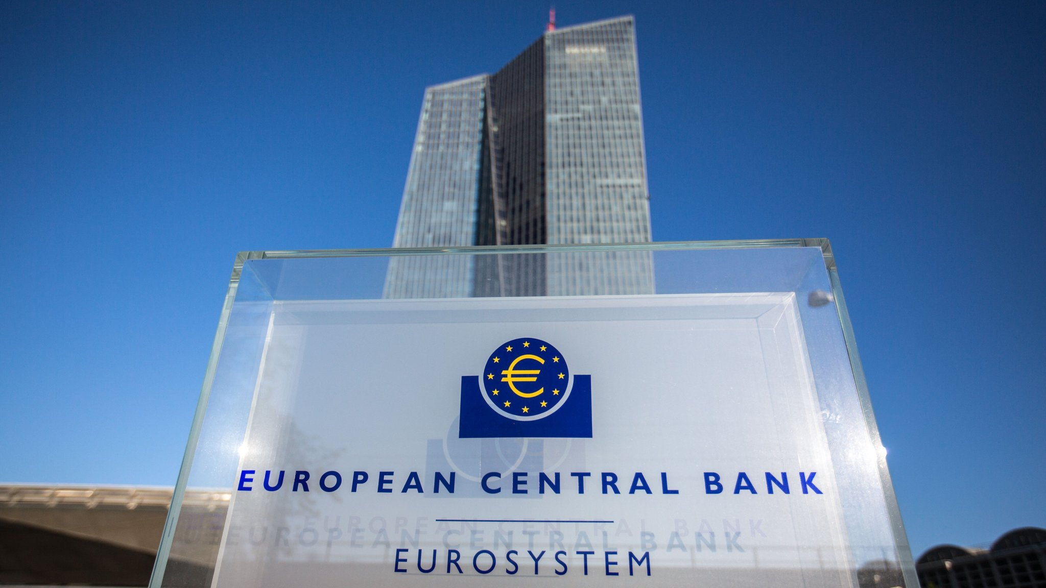 Η ΕΚΤ μειώνει στο 2,5% τα επιτόκια