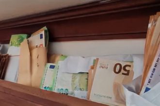 Πολεοδομία Ρόδου: Το κυνήγι θησαυρού των αστυνομικών - Έκρυβε ακόμη και στην κρυσταλλιέρα 62.000 ευρώ