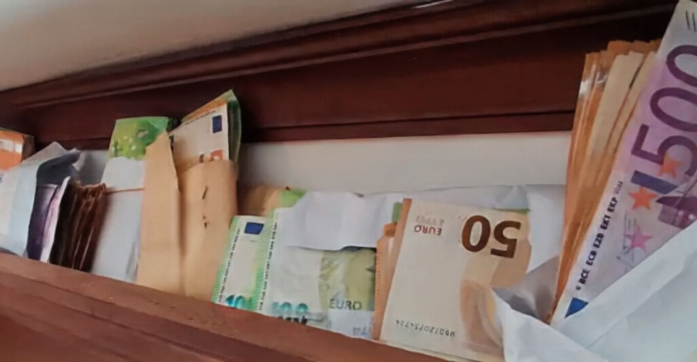 Πολεοδομία Ρόδου: Το κυνήγι θησαυρού των αστυνομικών - Έκρυβε ακόμη και στην κρυσταλλιέρα 62.000 ευρώ