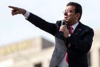 Τουρκία: Έφθασε στην φυλακή ο Ιμάμογλου – Μιλά για «προδοσία κατά της Τουρκίας»