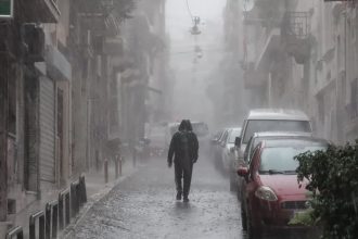 Καιρός: Θυελλώδεις άνεμοι και καταιγίδες μέχρι την Τετάρτη - Νέο έκτακτο δελτίο της ΕΜΥ