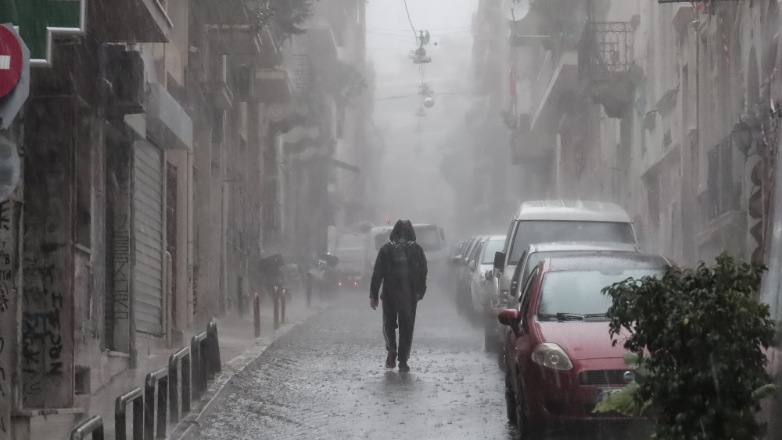 Καιρός: Θυελλώδεις άνεμοι και καταιγίδες μέχρι την Τετάρτη - Νέο έκτακτο δελτίο της ΕΜΥ