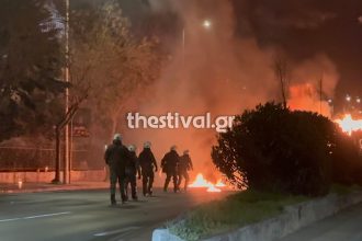 Νύχτα επεισοδίων – Κουκουλοφόροι επιτέθηκαν με μολότοφ σε διμοιρία των ΜΑΤ