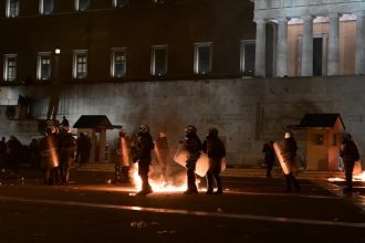 Συλλαλητήριο για τα Τέμπη στο Σύνταγμα: 7 συλλήψεις και 54 προσαγωγές για τα επεισόδια