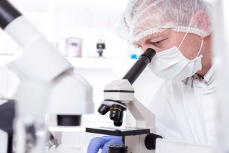Εργαστηριακοί γιατροί: Η διαρκής οικονομική πίεση απειλεί τη βιωσιμότητα των εργαστηρίων