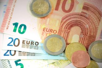 Δημόσιο: Στα 3,4 δισ. ευρώ τα φέσια στους ιδιώτες και οι εκκρεμείς επιστροφές φόρου