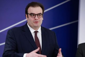 Πιερρακάκης: «Θα εξαντλήσουμε τα περιθώρια για τους ένστολους – Η εποχή του “δώσ’ τα όλα” τελείωσε»