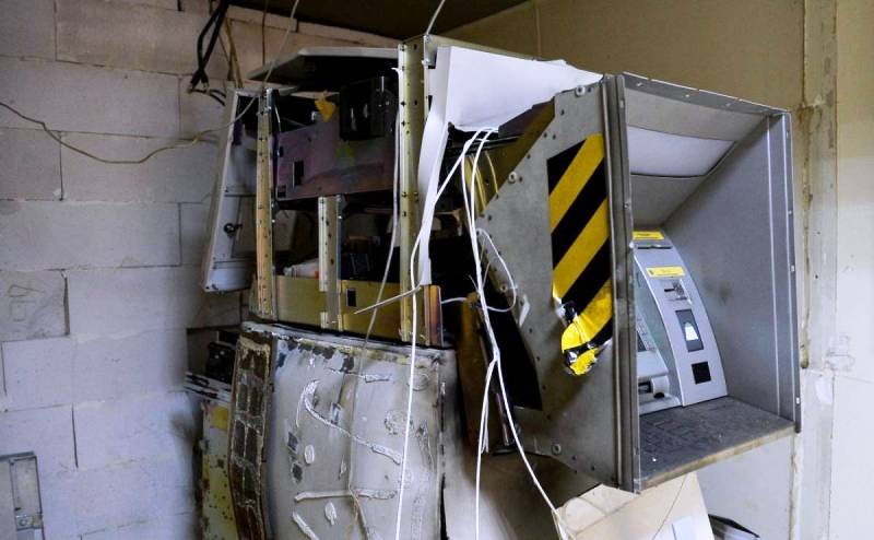 Κυλλήνη: Η στιγμή που οι δράστες αδειάζουν το ΑΤΜ (ΒΙΝΤΕΟ)