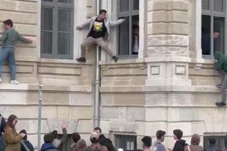 Τούρκοι φοιτητές σκαρφαλώνουν στους τοίχους του πολυτεχνείου Κωνσταντινούπολης