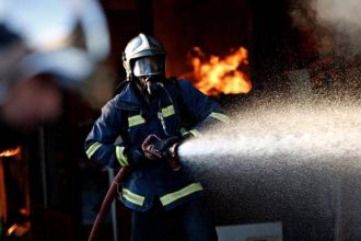 Πάτρα: Συναγερμός τα ξημερώματα στην Πυροσβεστική για φωτιά σε επιχείρηση