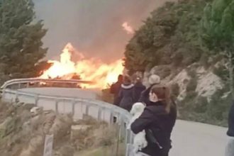 Λευκάδα: Εκκενώνεται ο Άγιος Νικήτας λόγω της μεγάλης φωτιάς κοντά στο Κάθισμα - Ήχησε ξανά το 112 (ΒΙΝΤΕΟ)