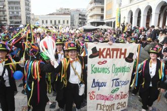 Το γκρουπ των τριών ΚΑΠΗ του Δήμου Πατρέων στην καρναβαλική παρέλαση - ΦΩΤΟ