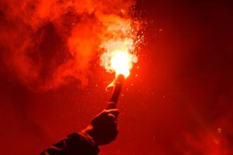 Δυτ. Ελλάδα: Πήγαν να κάψουν μαγαζί με καπνογόνο και βεγγαλικά