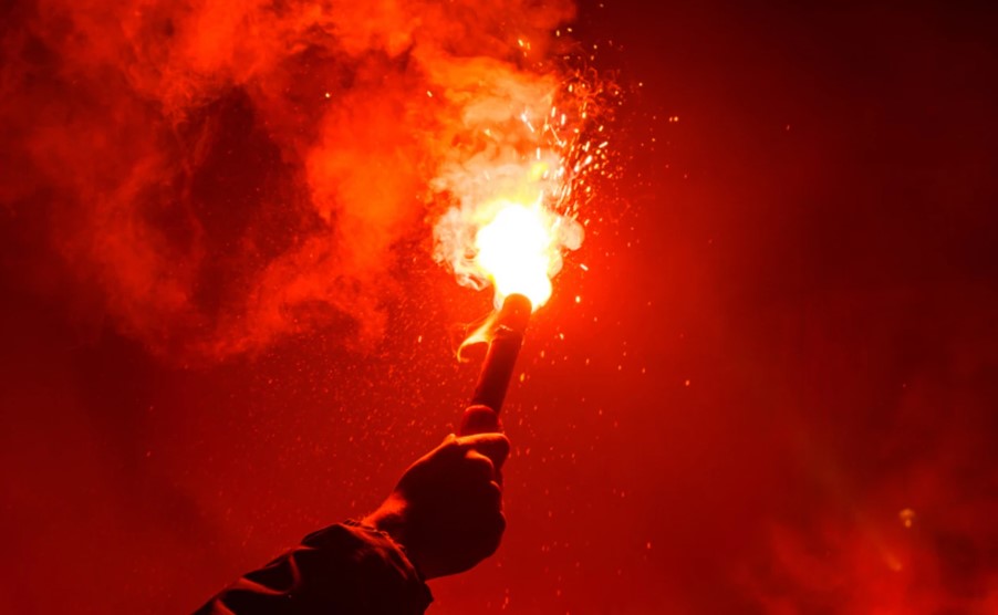 Δυτ. Ελλάδα: Πήγαν να κάψουν μαγαζί με καπνογόνο και βεγγαλικά
