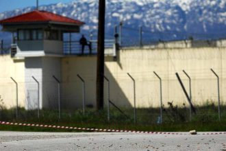 Αναρχικοί από την Πάτρα στις φυλακές Άμφισσας για συμπαράσταση στον Ανδρέα Φλώρο