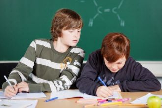 Γιατί αντιγράφουν τα παιδιά; Η πραγματική ρίζα του προβλήματος