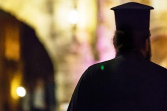 «Αποπλανούσε τα ανήλικα κορίτσια μέσα στο εξομολογητήριο» - Νέες αποκαλύψεις για τον ιερέα του Αγρινίου