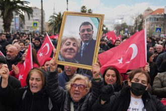 Οι 105 που μαζί με τον Ιμάμογλου συνελήφθησαν για διαφθορά και τρομοκρατία - Δήμαρχοι, επιχειρηματίες κι ένας τραγουδιστής
