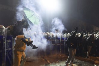 Χάος στην Τουρκία: Μαζικές συλλήψεις, πλαστικές σφαίρες και σπρέι πιπεριού