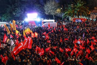 Μαζικά στο πλευρό του Ιμάμογλου διαδηλωτές στην Κωνσταντινούπολη