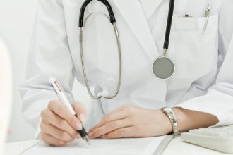 Πάτρα: Απαγορεύθηκε σε γιατρό να χειρουργεί, επειδή είναι έγκυος!