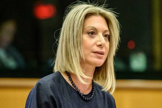 Εξώδικο Καρυστιανού και συγγενών θυμάτων στον Νικήτα Κακλαμάνη: «Στο βαρέλι της απαξίωσής μας δεν υπάρχει πάτος»