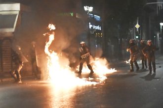 Μολότοφ, φωτιές και χημικά στο Σύνταγμα μετά τη συγκέντρωση για τα Τέμπη - Επεισόδια και στη Θεσσαλονίκη (ΒΙΝΤΕΟ)