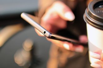 Ηλεία: Τι έκρυβε η θήκη του κινητού τηλεφώνου που έκλεψε μια γυναίκα;