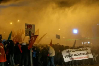 Τουρκία: Οργή λαού μετά τη σύλληψη Ιμάμογλου με ογκώδεις διαδηλώσεις – Σήμερα ενώπιον του εισαγγελέα ο δήμαρχος Κωνσταντινούπολης