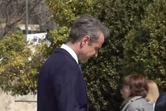 Υπόκλιση Μητσοτάκη μπροστά από τα ονόματα των 57 θυμάτων των Τεμπών