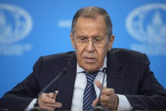 Λαβρόφ: Οι ΗΠΑ θέλουν να τερματίσουν τον πόλεμο - Η Ευρώπη απαιτεί να συνεχιστεί