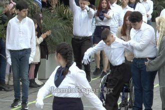 Μαθητής στη Λαμία σηκώθηκε από το αμαξίδιο και παρέλασε όρθιος συγκινώντας το κοινό - ΒΙΝΤΕΟ