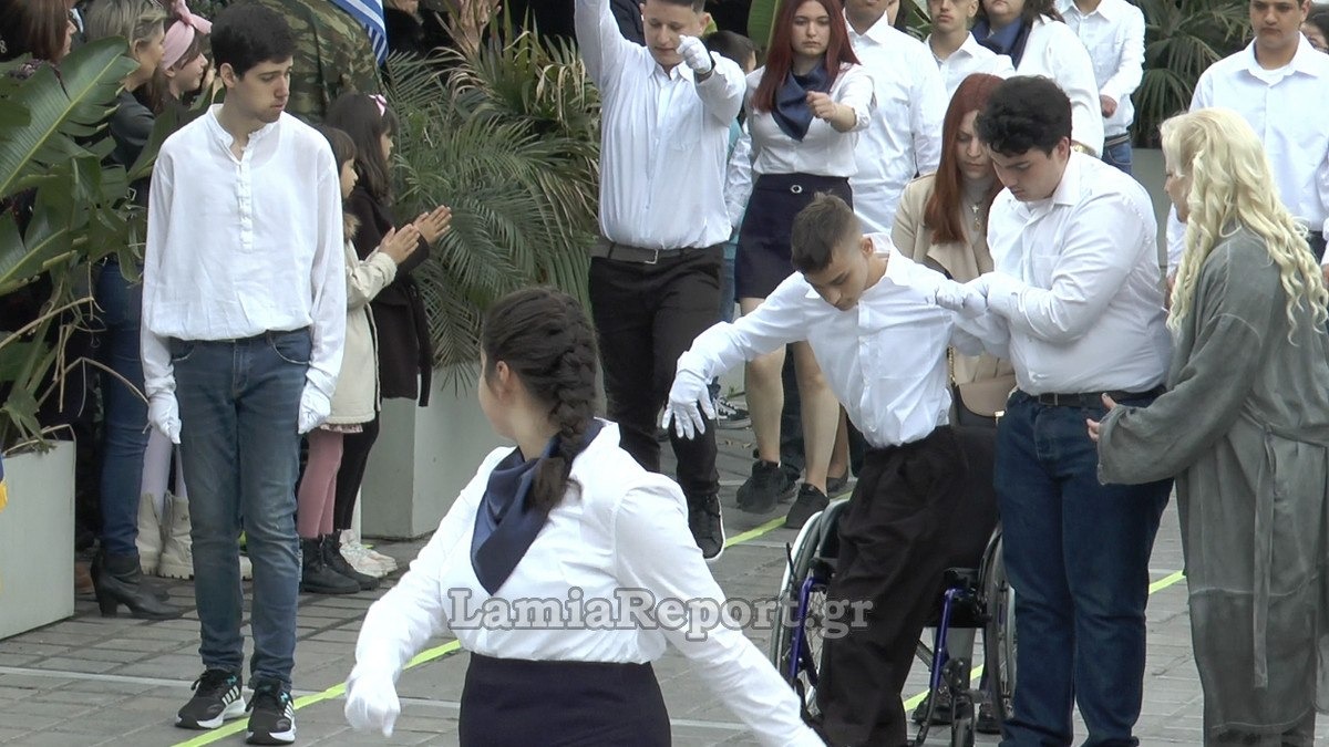 Μαθητής στη Λαμία σηκώθηκε από το αμαξίδιο και παρέλασε όρθιος συγκινώντας το κοινό - ΒΙΝΤΕΟ