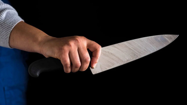 Χτύπησε τον ανάπηρο σύζυγό της και απείλησε να τον μαχαιρώσει