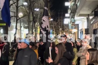 Λάρισα: Ρασοφόροι και ένθερμοι χριστιανοί διαδήλωσαν κατά της παράστασης του Χριστόφορου Ζαραλίκου