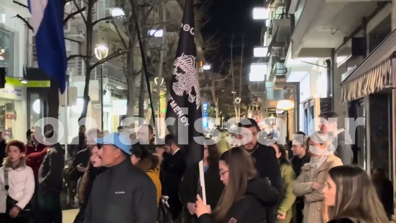 Λάρισα: Ρασοφόροι και ένθερμοι χριστιανοί διαδήλωσαν κατά της παράστασης του Χριστόφορου Ζαραλίκου