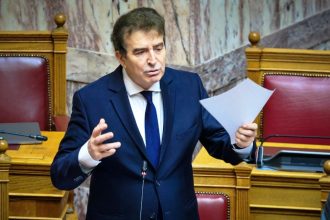 Χρυσοχοΐδης για τα επεισόδια στις διαδηλώσεις για τα Τέμπη: Εγκληματικό μέτωπο από χούλιγκανς και κουκουλοφόρους