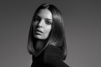 Glass Hair: Η sleek τάση που επαναφέρει τη λάμψη στα μαλλιά