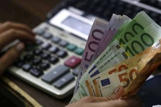 Χρέη στην εφορία: Τα «μικρά ψάρια» πληρώνουν, οι μεγαλο-μπαταξήδες φεσώνουν