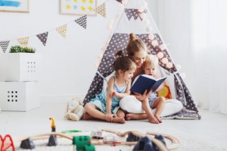 Ώρα για παραμύθι: Ποια τα οφέλη του για τα παιδιά;