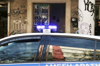 Ερωτικό παιχνίδι που εξελίχθηκε σε τραγωδία δείχνουν τα πρώτα στοιχεία για τον θάνατο του άνδρα στην Ομόνοια