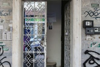 Νεκρός σε διαμέρισμα Airbnb: Ποιο σενάριο εξετάζουν οι Αρχές για τον άνδρα που βρέθηκε δεμένος χειροπόδαρα, με σακούλα στο κεφάλι