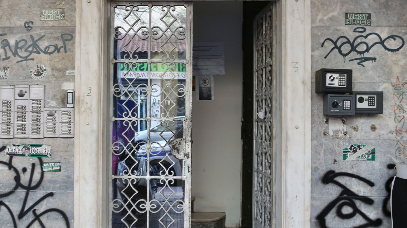 Νεκρός σε διαμέρισμα Airbnb: Ποιο σενάριο εξετάζουν οι Αρχές για τον άνδρα που βρέθηκε δεμένος χειροπόδαρα, με σακούλα στο κεφάλι